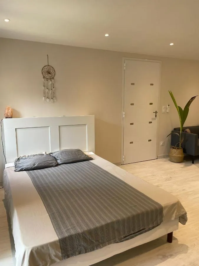 Studio Marseille 0*,